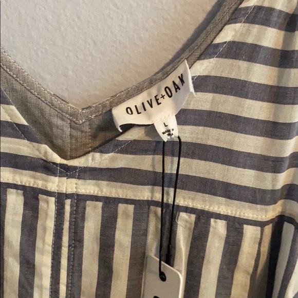 A Lot On My Pleat Top - Picture 3 of 4